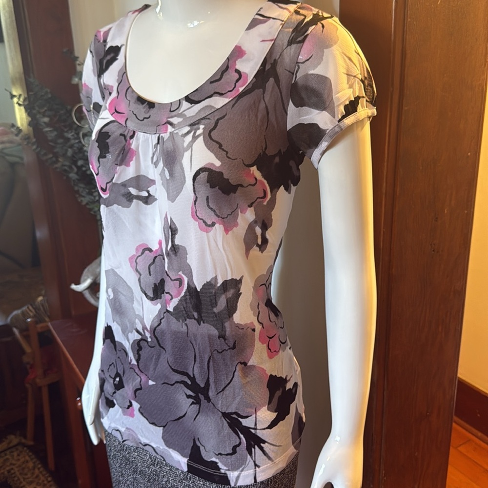 NWT northern reflections size small sheer Chic Floral Short Sleeve Top